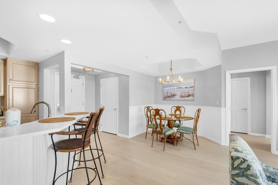 Eat-in bar and dining table