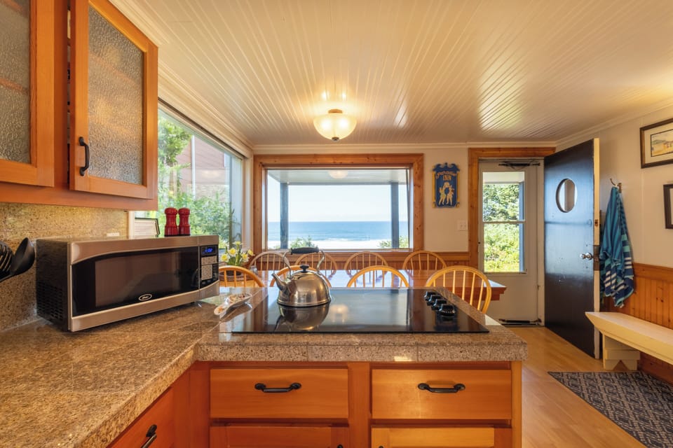 Kitchen area - Seating for 8 and fully stocked