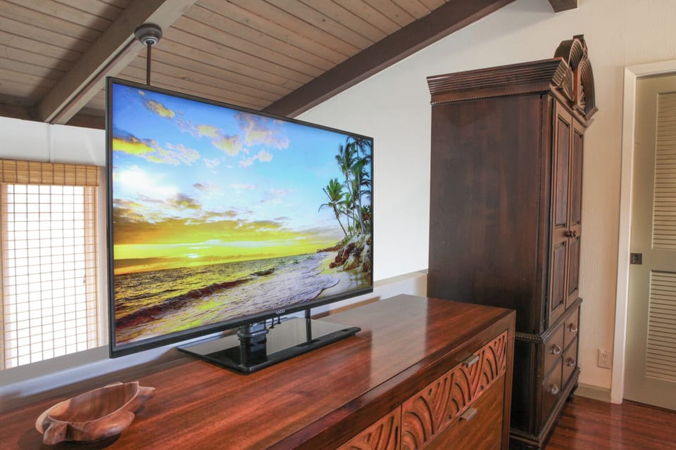 Kihei Sands B5 Roku TV - 40 inch Roku flat screen TV perfect for streaming services.