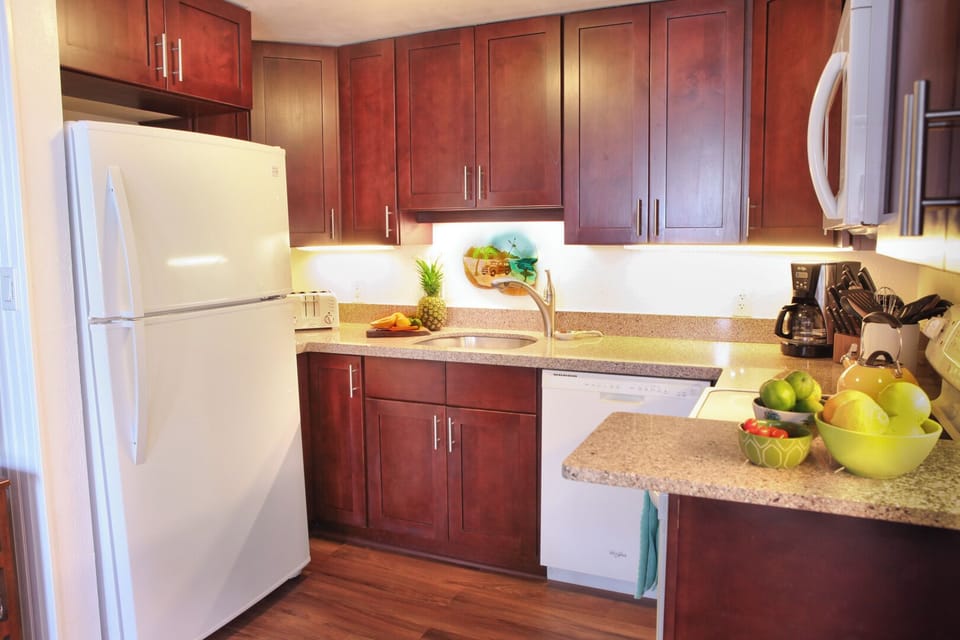 B5 Kitchen - Fully stocked kitchen.  Roomy refrigerator with automatic ice maker.
