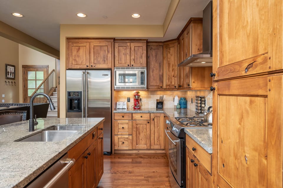 Stainless appliances throughout