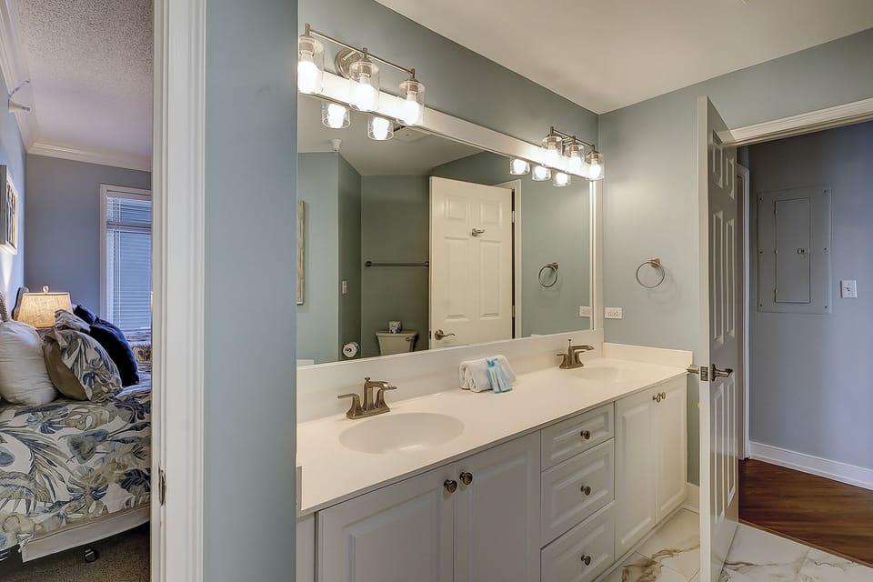 Guest Suite Full Bathroom