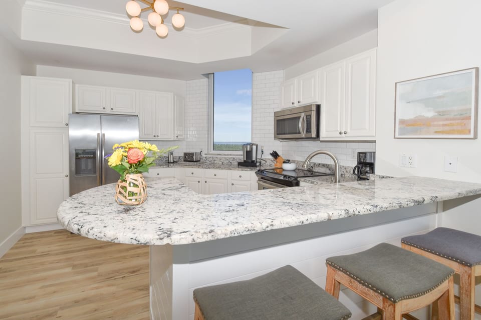 Silver Beach Towers West 1801 - Breakfast Bar and Kitchen