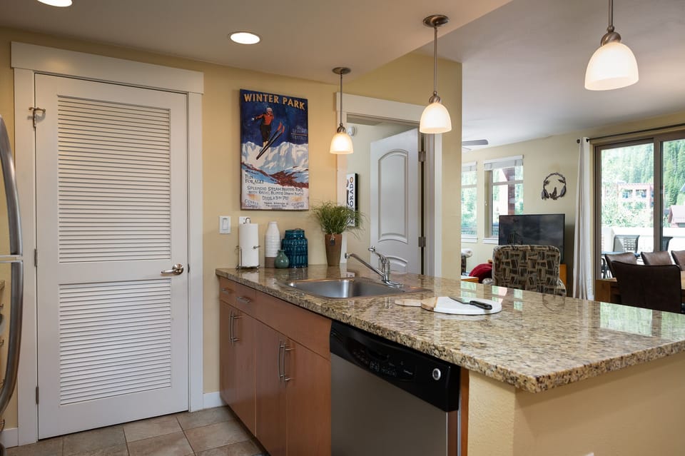 Full size kitchen with washer & dryer closet