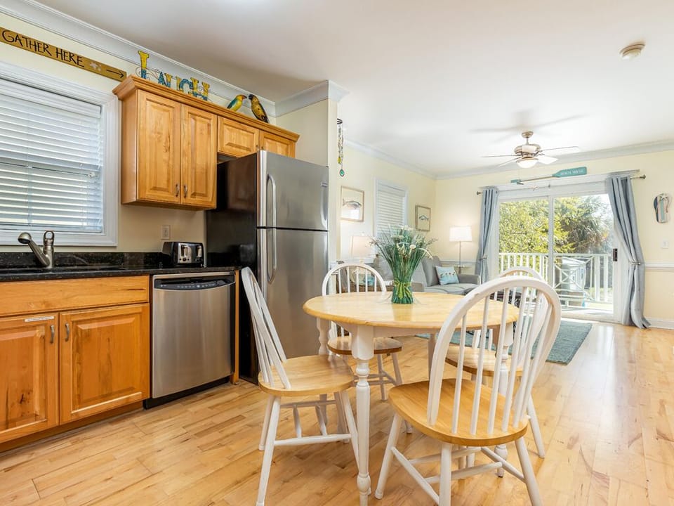 Dine-in Kitchen with Table for 4