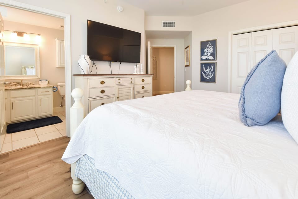 Silver Beach Towers E303 - Guest Bedroom with Attached Bathroom