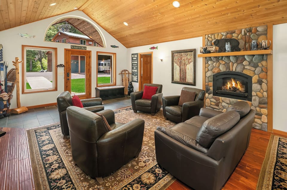 Aspen Lodge and Guest Cottage. - Great room with a Gas Fireplace and comfortable leather furniture.