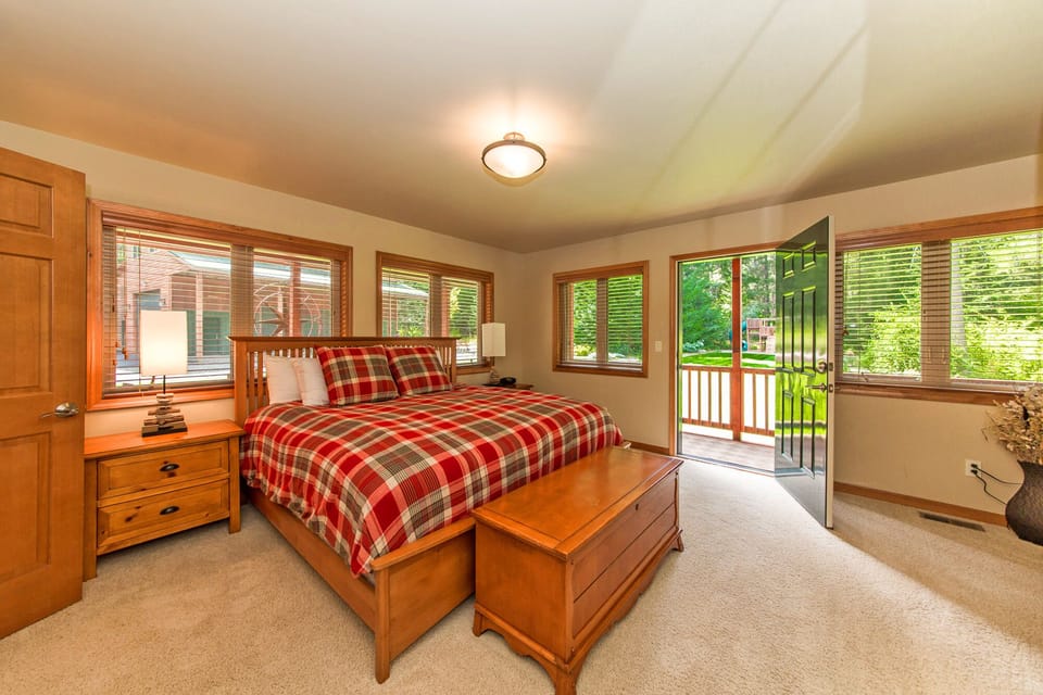 Aspen Lodge and Guest Cottage - All Seasons Vacation Rentals - King Master Bedroom