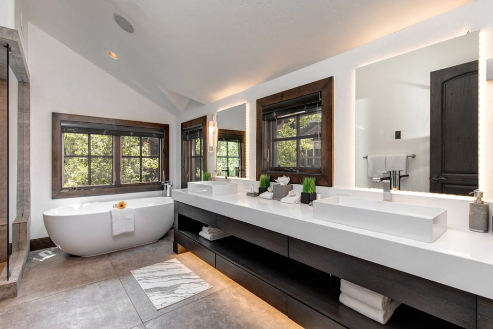 Grand Master Bedroom Private Bath with Soaking Tub and Shower
