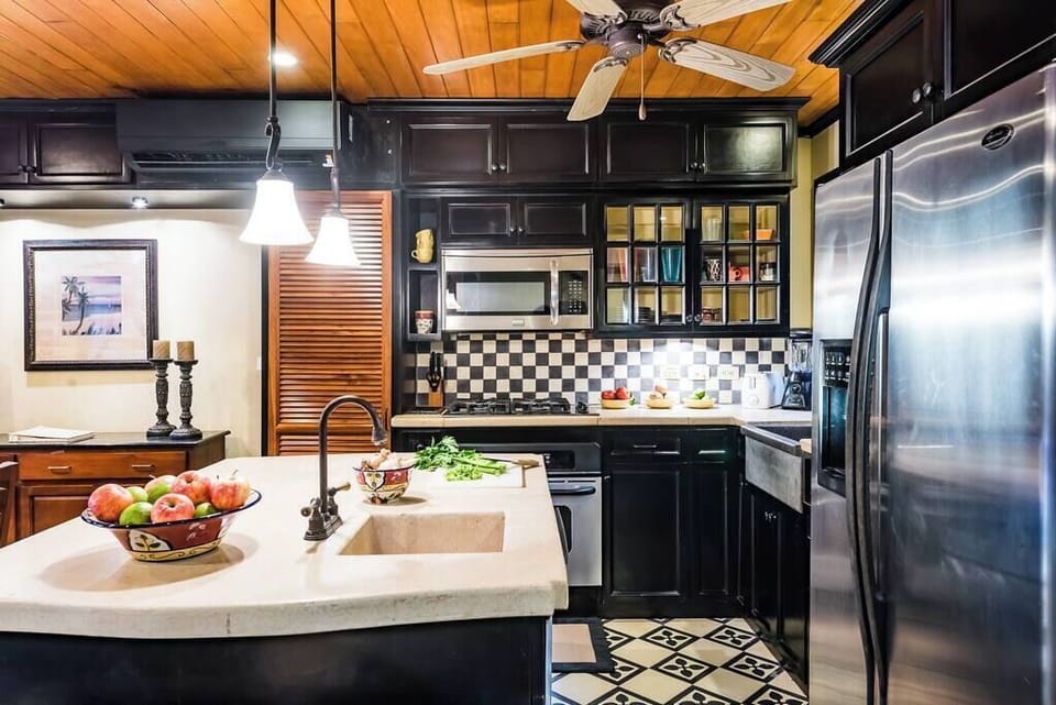 This kitchen has two sinks! Washing dishes can be even quicker. 
