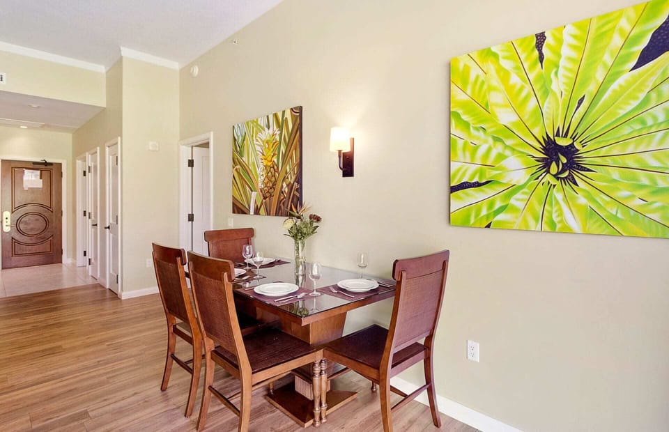 Dine indoors or out
                