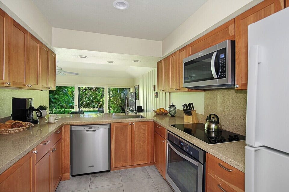 Updated Fully Equipped Kitchen - Manualoha 603