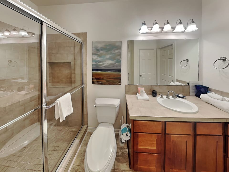 Full Bathroom (Primary) - En Suite w/ Walk-In Shower