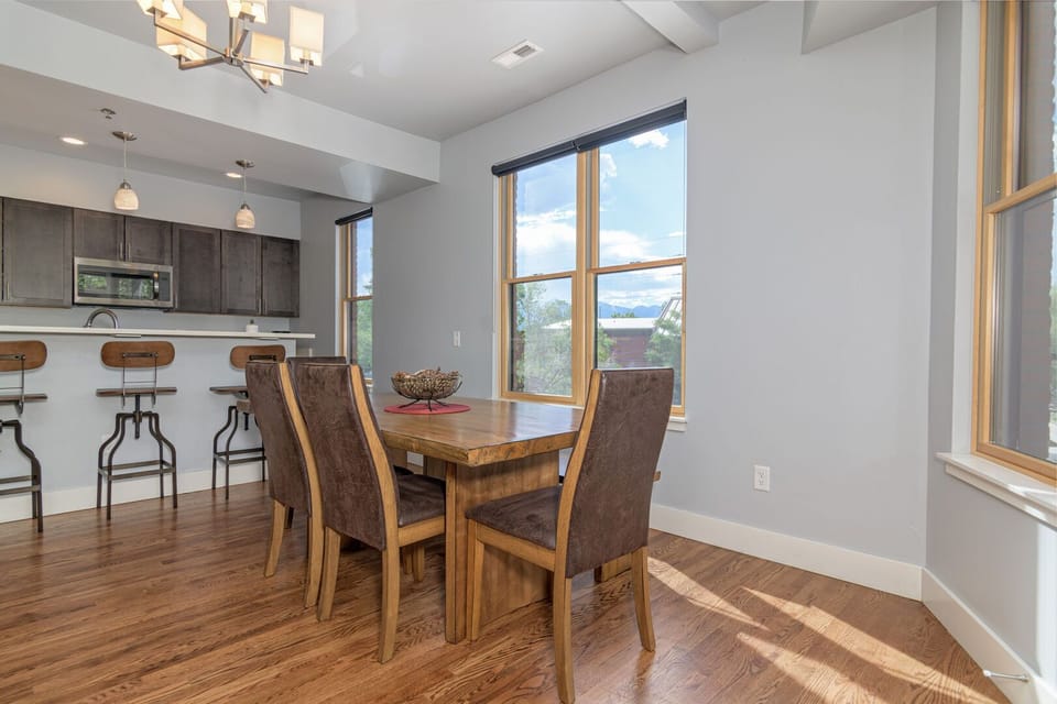 ~open concept kitchen
~Dining table seats 6
~Breakfast bar
