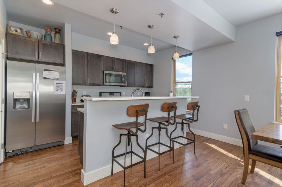~Breakfast bar
~Full size refrigerator