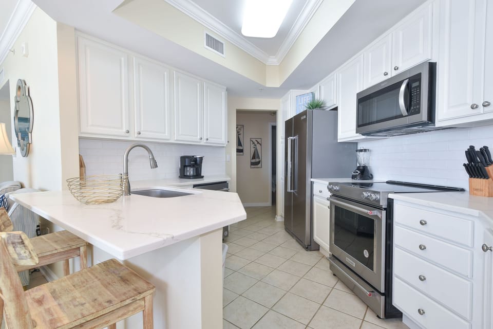 Silver Beach West 1604- Breakfast Bar and Kitchen