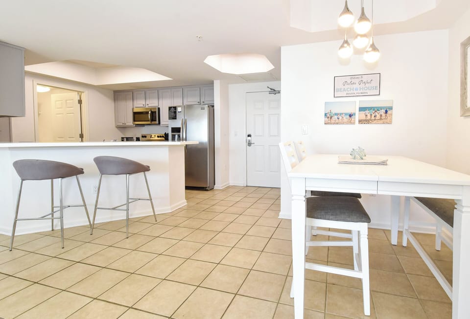 Silver Shells St. Lucia 404 - Open Dining Area and Breakfast Bar