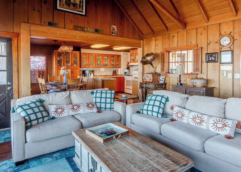 Cozy living room furnishings - Large vaulted ceiling in Living room