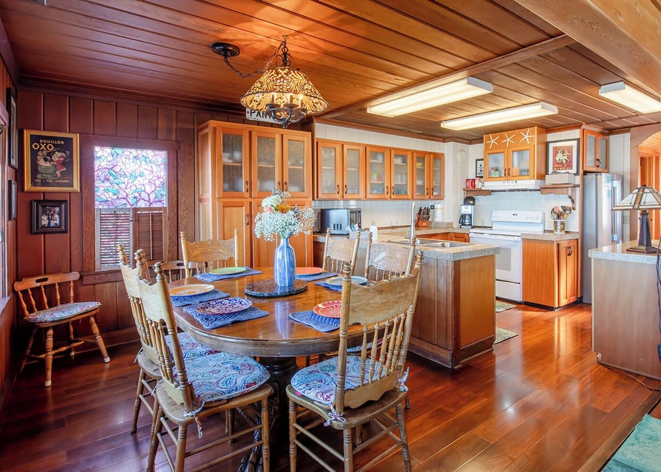 Beautiful dining and well stocked kitchen - Create a culinary masterpiece while watching the surf