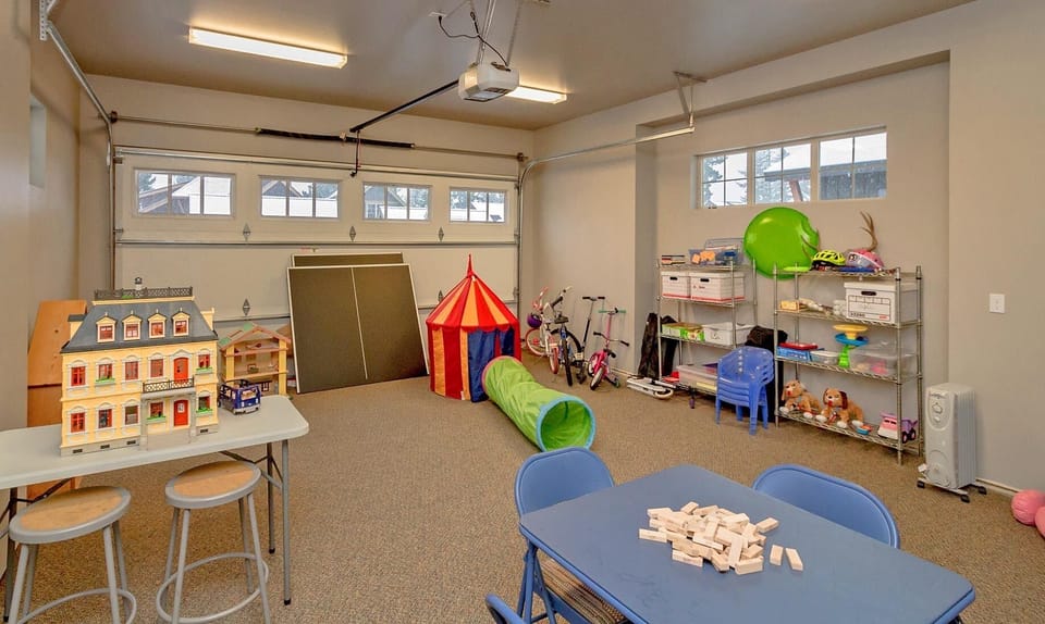 Icing on the Cake in Suncadia - All Seasons Vacation Rentals - Fantastic kids play room in the heated garage with a ping pong table.
