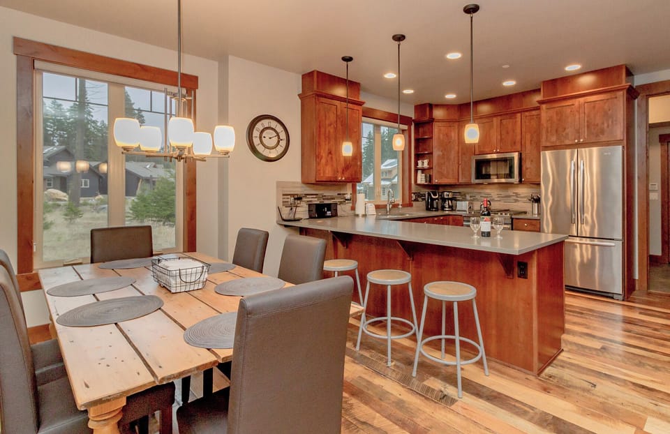 Icing on the Cake - Suncadia Resort - Fully stocked granite and stainless kitchen with seating for 6 at dining table and 4 at the kitchen bar.