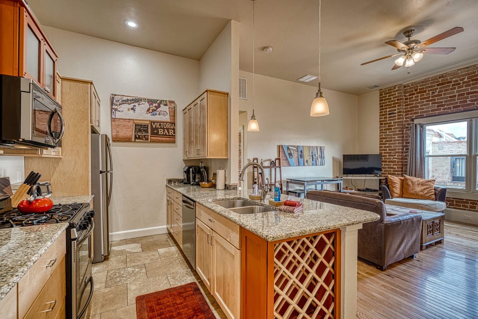 ~Modern Full Size Kitchen 
~A/C
~Streaming TV