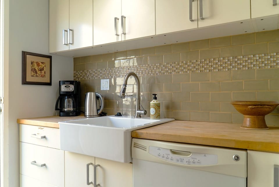 Kitchen - Kitchen with dishwasher, tea kettle and a drip coffee maker
