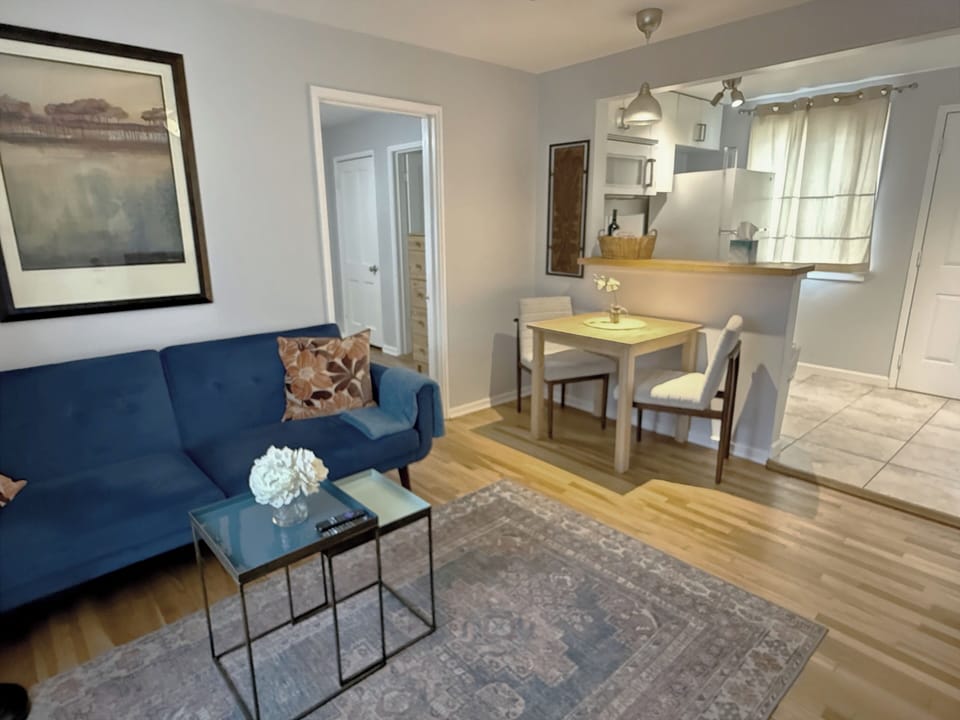 1 Bedroom House in Pasadena - Living room, Kitchen