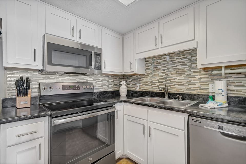 Fully Equipped Upgraded Kitchen with Breakfast Bar
