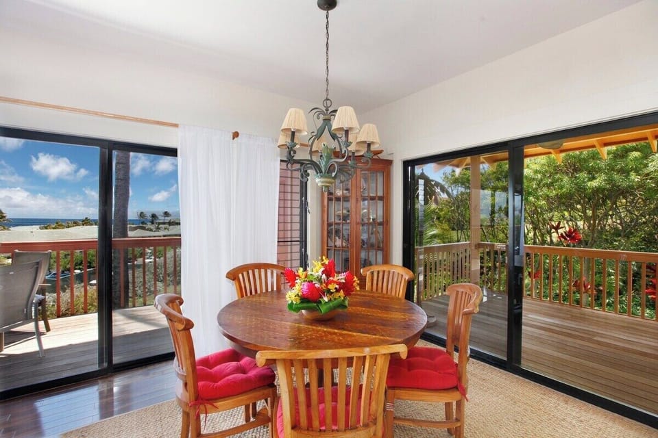 Makanui 111 Dining Area