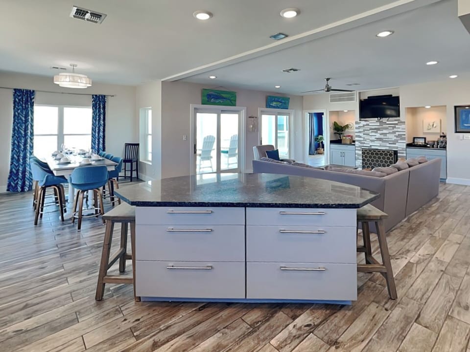 Kitchen - Countertop Seating For 5 - First Floor