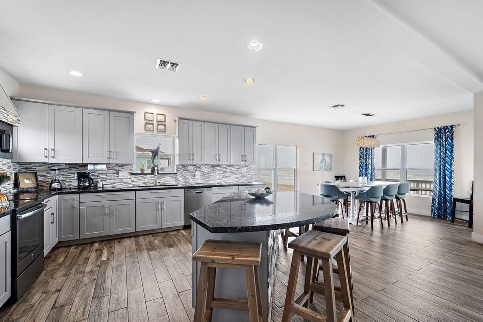 Kitchen - Countertop Seating For 5 - First Floor