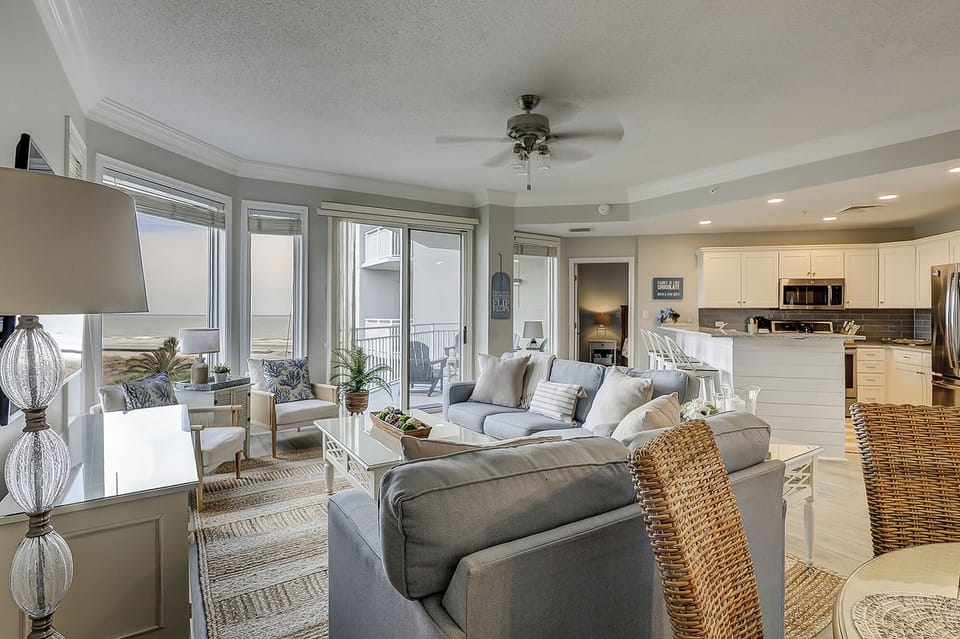 2415 Seacrest - Living Room