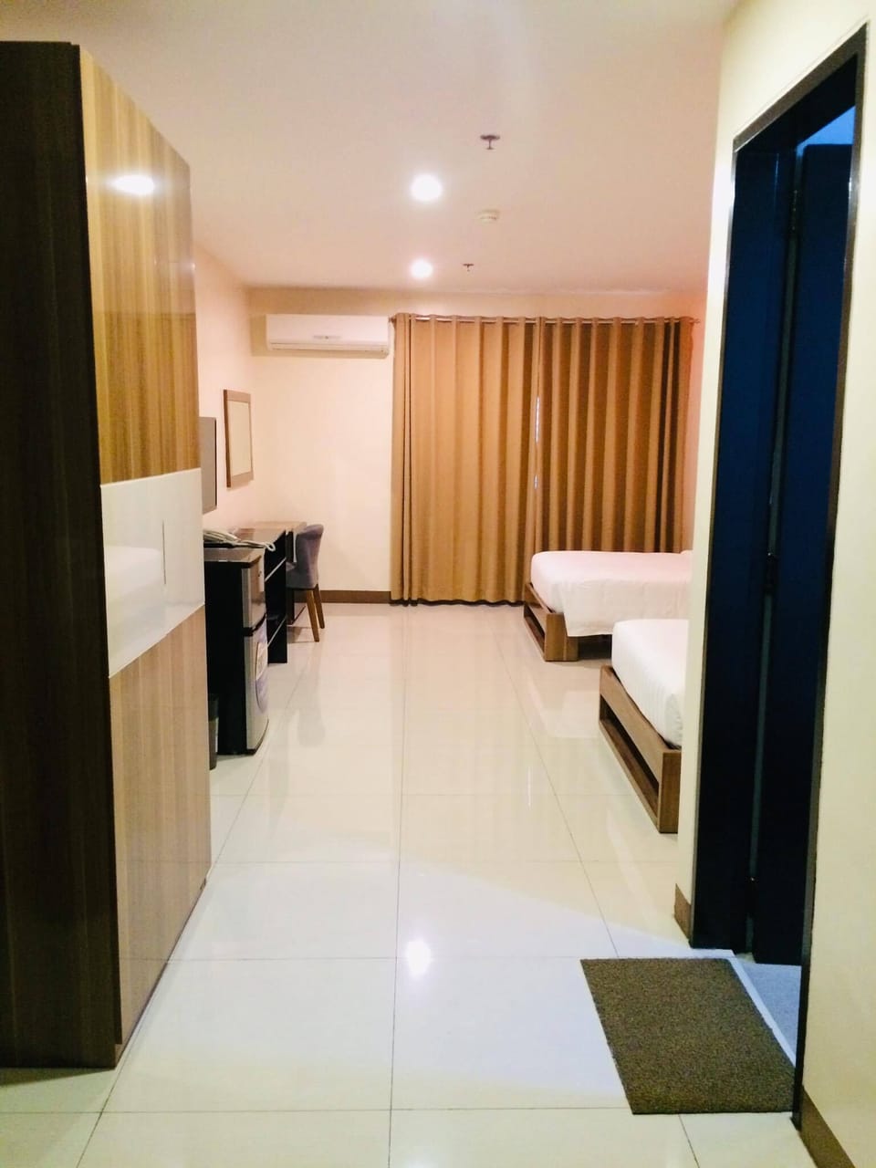 Executive Twin Room | Desk, WiFi (free), bed sheets