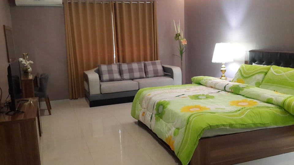 Presidential Suite | Desk, WiFi (free), bed sheets