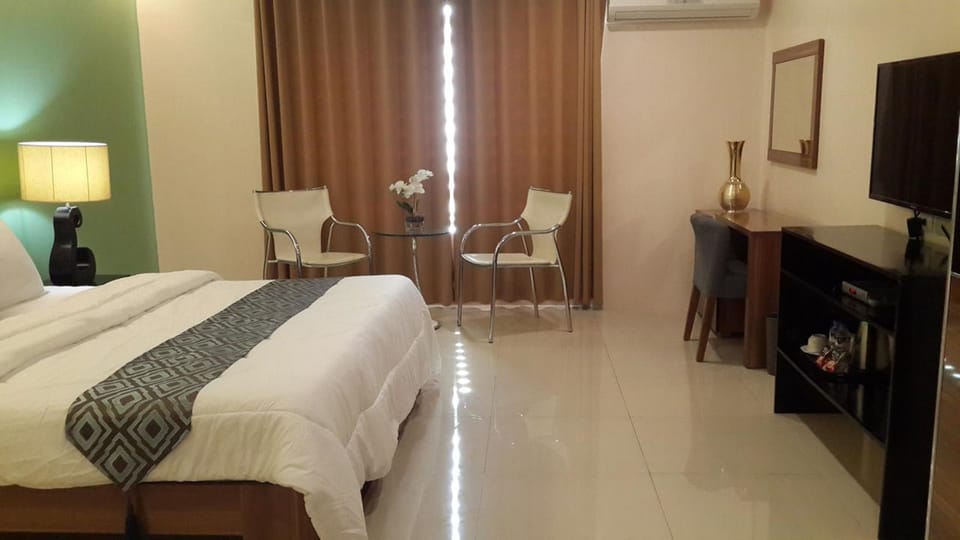 Executive Room | Desk, WiFi (free), bed sheets