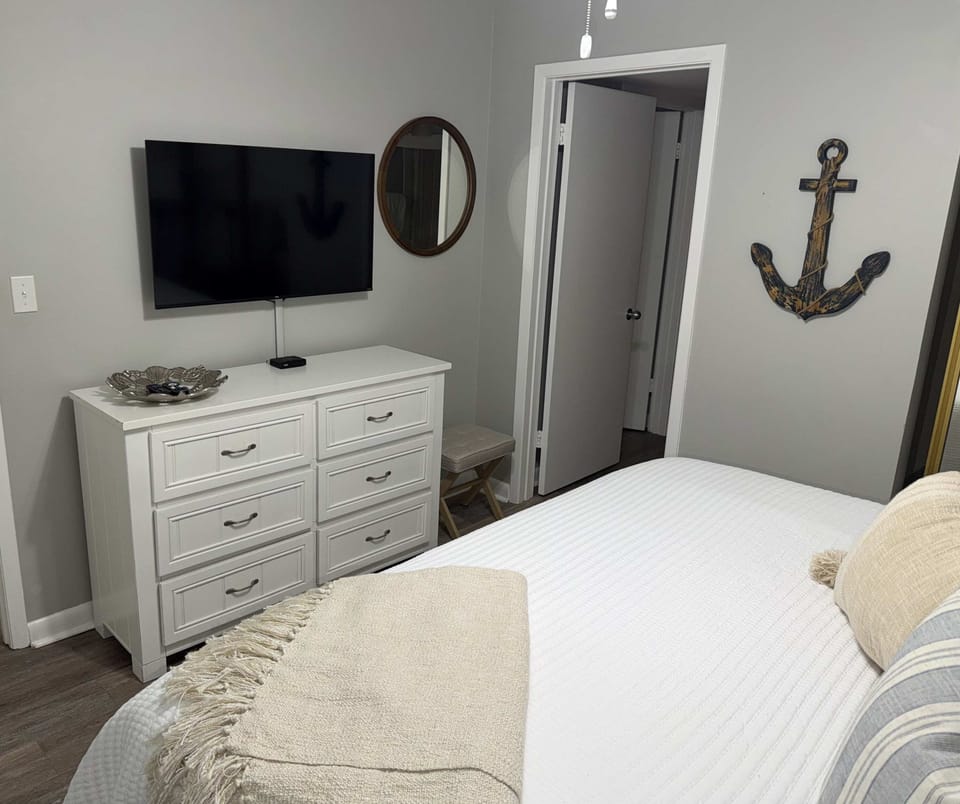 Second bedroom with TV 