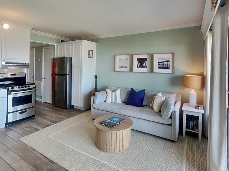 Open Living, Dining & Kitchen w. Sleeper Sofa