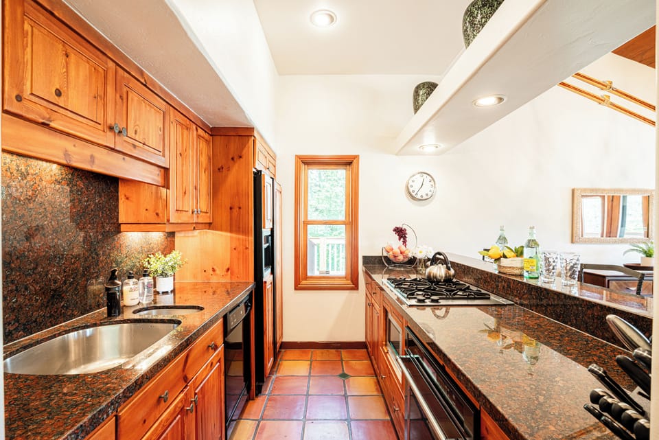 Fully Equipped Kitchen with Stone Counters, Stainless Steel Appliances and Ice Maker