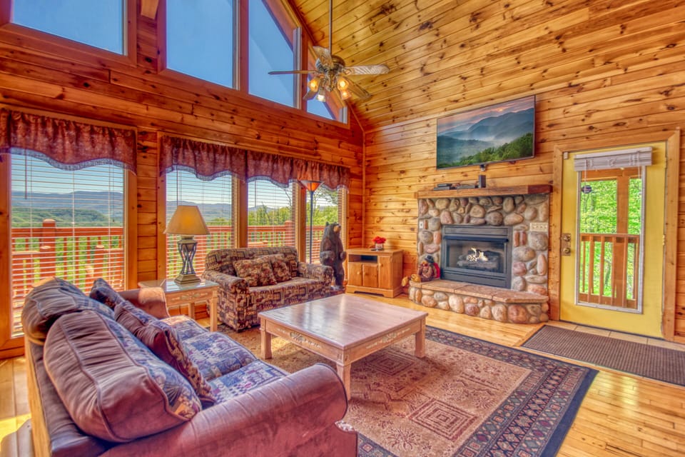 Unbelievable views - Great room with BIG Screen TV. Amazing ambience with fireplace & views from living room