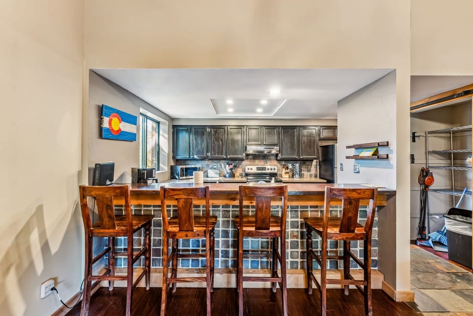 Kitchen: Stainless steel appliances, range of cookware, ample cabinet and counter space, drip coffee maker, kitchen bar with 4 bar stools
