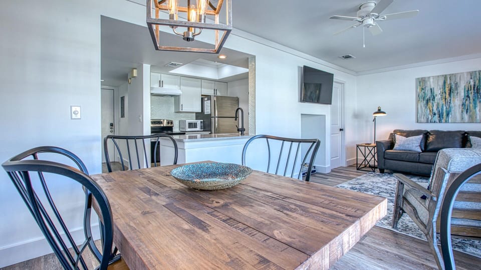 Dining Area With Seating for 4