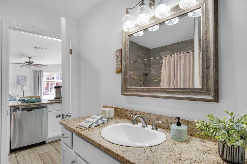 Full bathroom with access from the kitchen