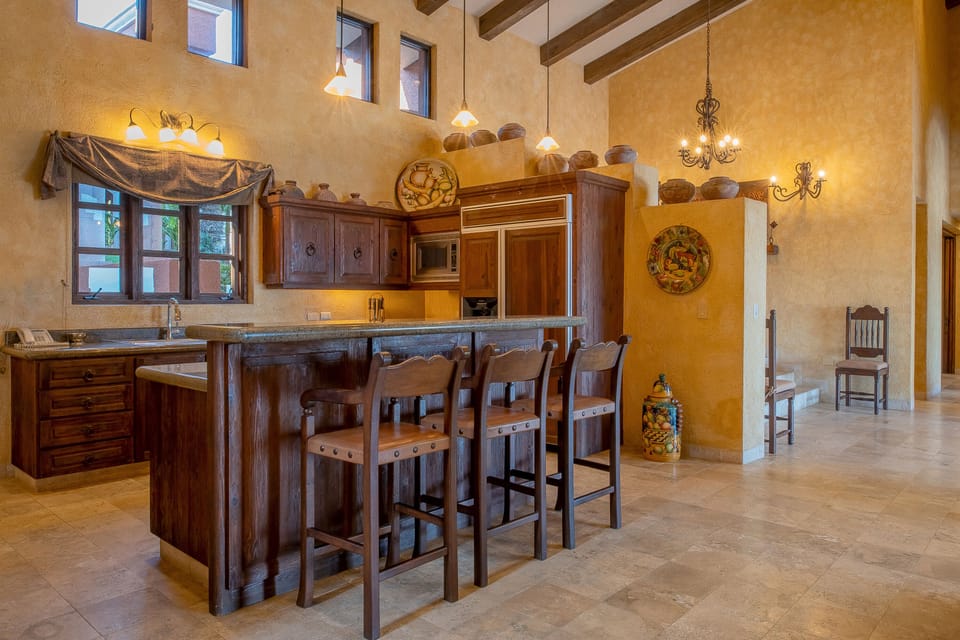 Fully equipped kitchen with bar