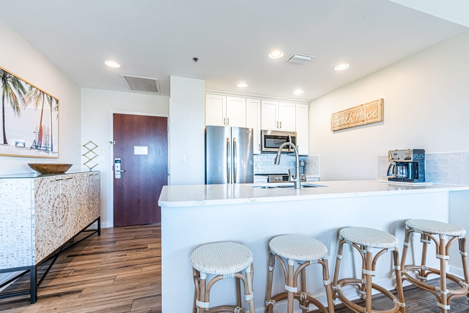 Kitchen and Breakfast Bar