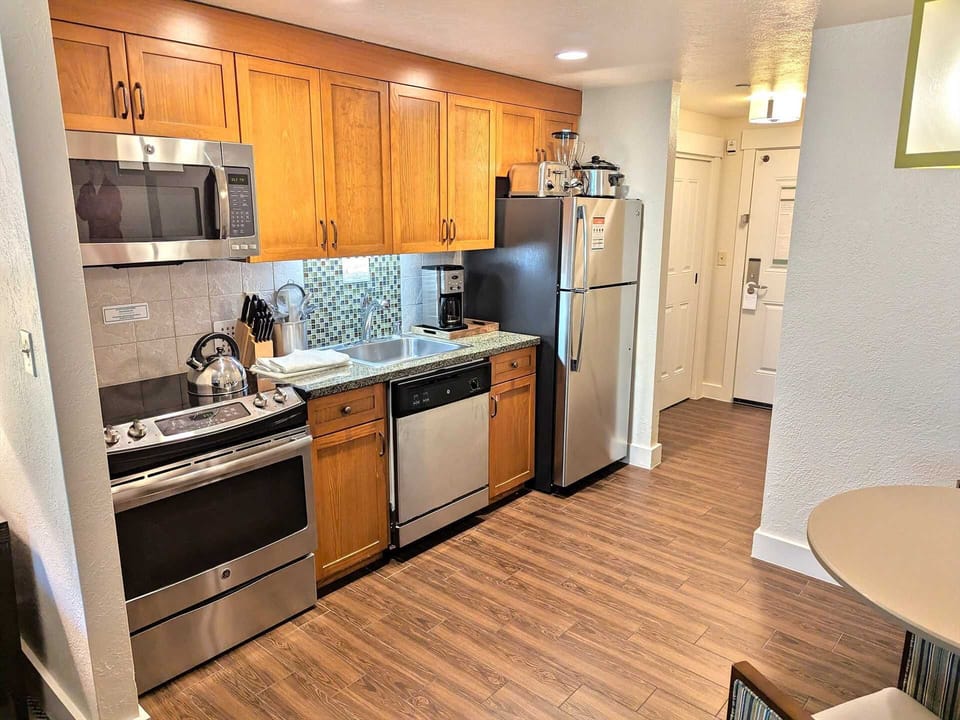 Fully equiped kitchen with full size applicances