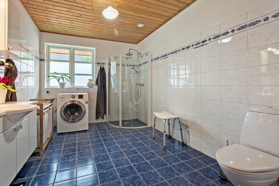 Shower, towels