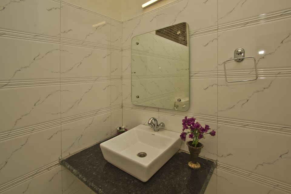 Superior Studio, 1 Bedroom, Smoking, Mountain View | Bathroom | Combined shower/tub, deep soaking tub, free toiletries