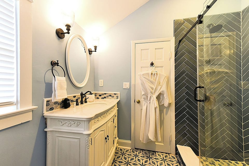 Standard Queen Room - Casa De Solana | Bathroom | Free toiletries, hair dryer, towels, soap
