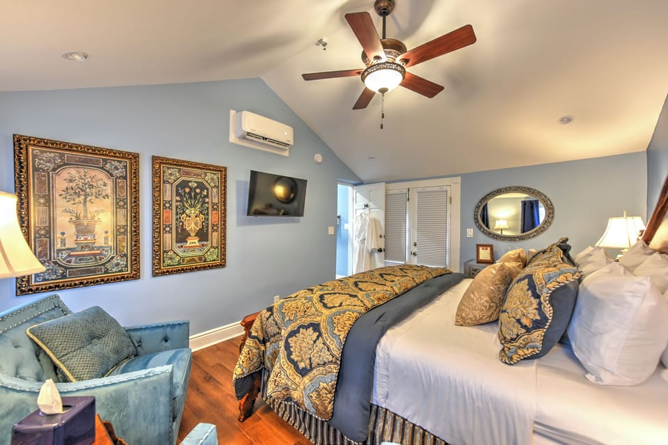 Premium Queen Room - Casa De Solana | Premium bedding, down comforters, individually decorated